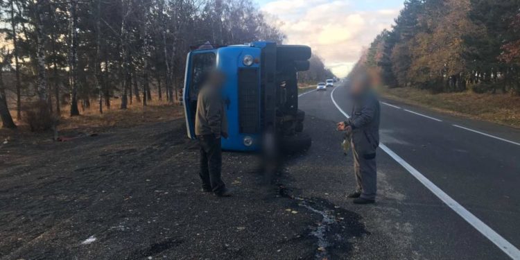 „Duelul” camioanelor, la Edineț. Un DAF a răsturnat un MAZ