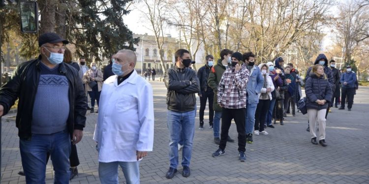 Coadă mare la vaccinare, după ce Primăria a promis câte un voucher de 500 de lei pentru participanți