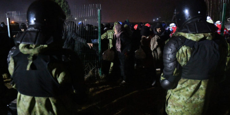 Drama unei familii de migranți. Amândoi sunt răniți și spun că le-a murit copilul de un an la frontiera dintre Belarus și Polonia