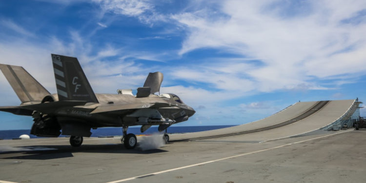 Momentul în care un avion F-35 de 100 de milioane de lire sterline se prăbușește în mare, ratând decolarea de pe portavion | VIDEO