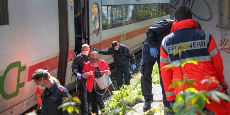 Atac cu cuțitul într-un tren din Germania: cel puțin trei răniți. Un bărbat a fost arestat