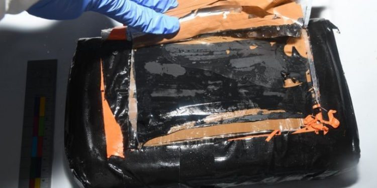 Traficantă de droguri la 73 de ani. Unde a fost prinsă o femeie cu 4 kilograme de cocaină