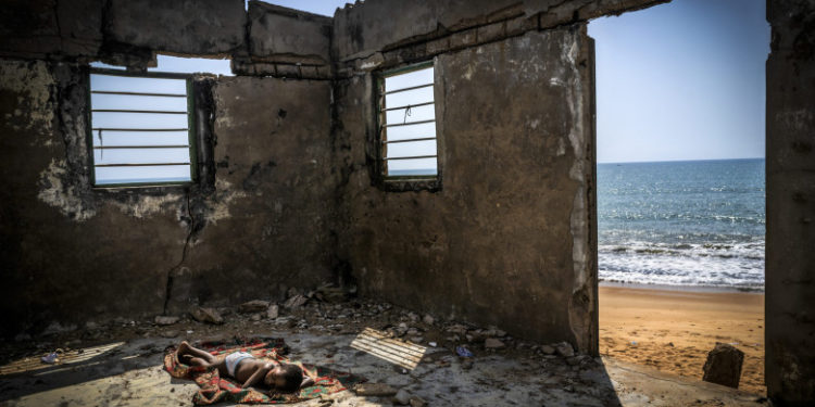 Un copil care doarme într-o casă prăbușită pe o plajă din Africa a impresionat o lume întreagă. Povestea din spatele fotografiei