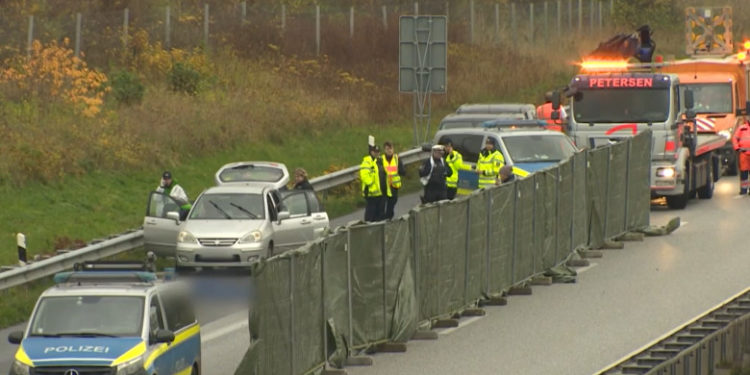 Caz șocant în Germania. O femeie a fost înjunghiată de soț, apoi aruncată pe autostradă ca s-o calce mașinile