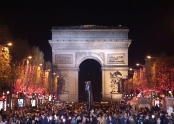 Parisul a îmbrăcat straie de sărbătoare: Sute de mii de luminiţe s-au aprins de-a lungul renumitului bulevard Champs-Elysees | VIDEO