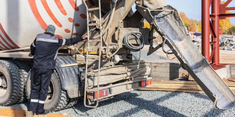 O betonieră condusă de un român în Austria a început să-și piardă încărcătura și a avariat 25 de mașini și 6 kilometri de drum