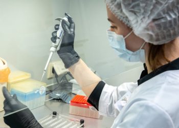 Биолог объяснила главную опасность омикрон-штамма