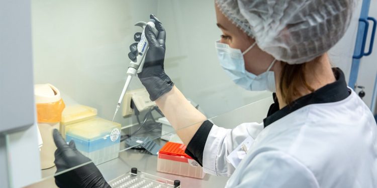 Биолог объяснила главную опасность омикрон-штамма