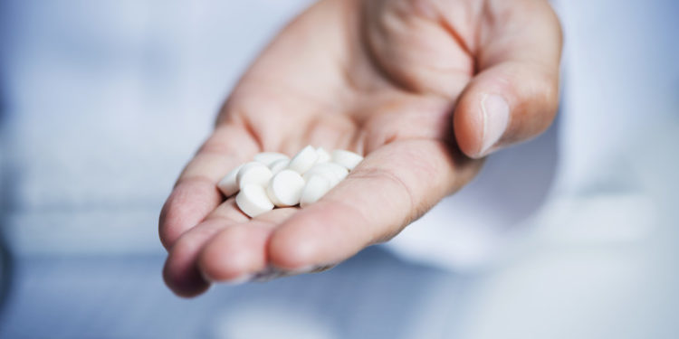 Marea Britanie a aprobat, în premieră, prima pastilă anti-COVID-19