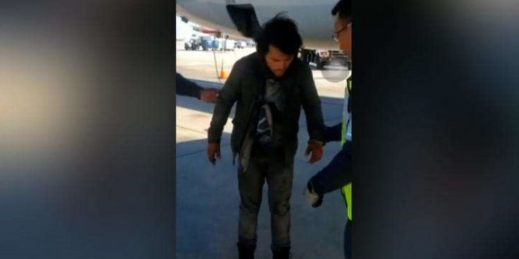 Un migrant a zburat trei ore în trenul de aterizare al unui avion. Angajații aeroportului, la destinație: „A supraviețuit” | VIDEO