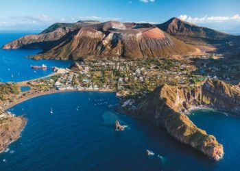 С острова в Италии эвакуировали треть населения из-за вулкана