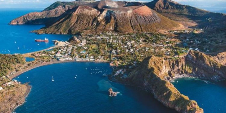 С острова в Италии эвакуировали треть населения из-за вулкана