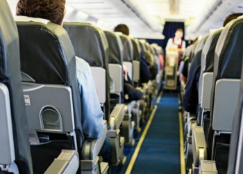 Un pasager a fost găsit mort la bordul unui avion care zbura către Rusia