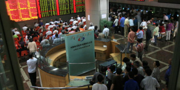 Noua variantă de coronavirus zguduie bursele. Piețele din Asia au suferit cea mai puternică scădere din ultimele trei luni