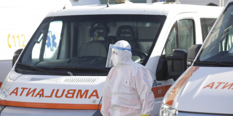 O femeie de 38 de ani cu COVID a murit în timp ce se afla cu familia la cumpărături. S-a tratat acasă pentru o presupusă gripă