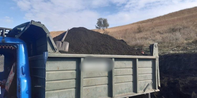 Extrăgea și vindea ilegal sol fertil. Un bărbat de 31 de ani, prins în flagrant | VIDEO