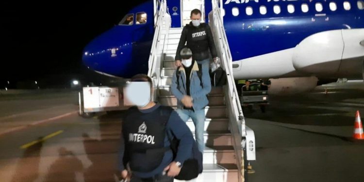 Doi moldoveni „refugiați” în Italia, extrădați în țară: Ce infracțiuni ar fi comis