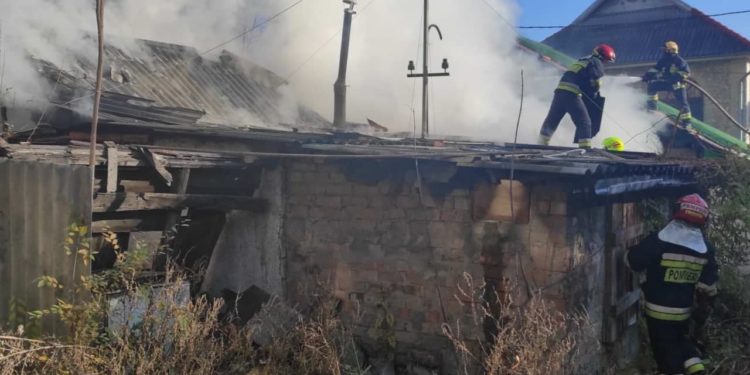 Incendiu devastator, în capitală. O casă la sol a fost mistuită de flăcări