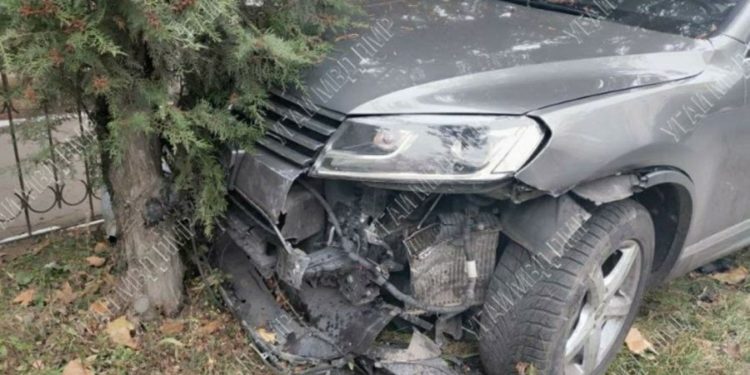 Un automobil Ford, „aruncat” la 20 de metri de locul accidentului. Șoferul, transportat la spital | FOTO