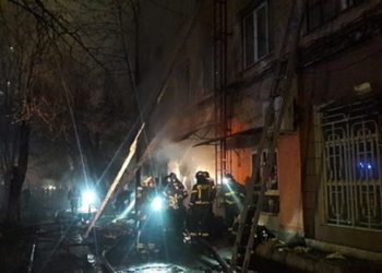 В Москве пожарные спасают людей из загоревшегося хостела на Волгоградском проспекте