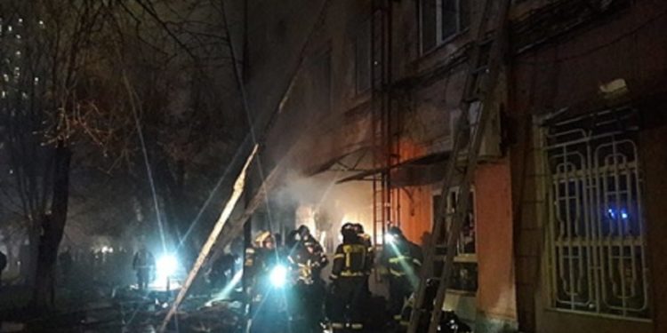 В Москве пожарные спасают людей из загоревшегося хостела на Волгоградском проспекте