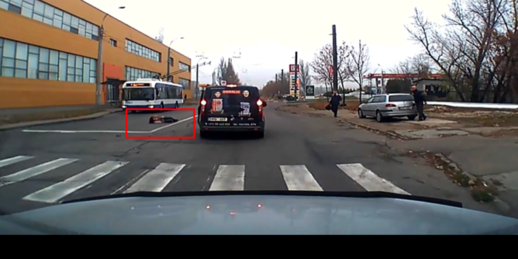 Momentul în care un pieton este „luat” pe sus, în Chișinău. Ce spune poliția | VIDEO