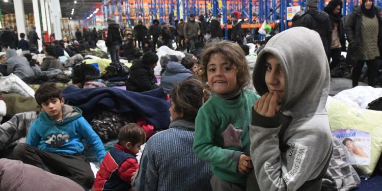 Migranţii de la granița dintre Belarus şi Polonia au fost luați din tabăra improvizată și mutaţi într-un hangar