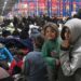 Migranţii de la granița dintre Belarus şi Polonia au fost luați din tabăra improvizată și mutaţi într-un hangar