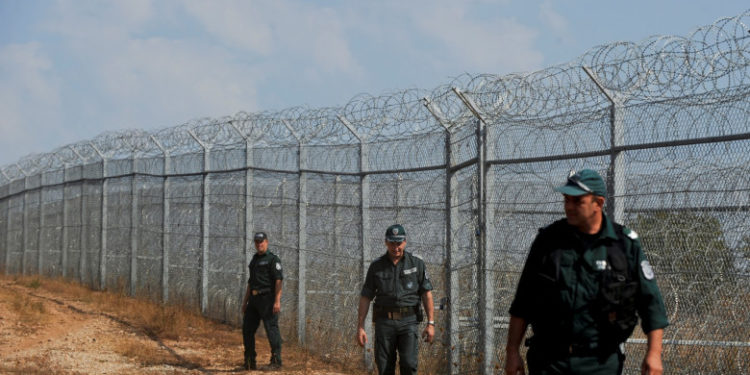 Bulgaria mobilizează sute de militari la granița cu Turcia, pentru oprirea imigranţilor