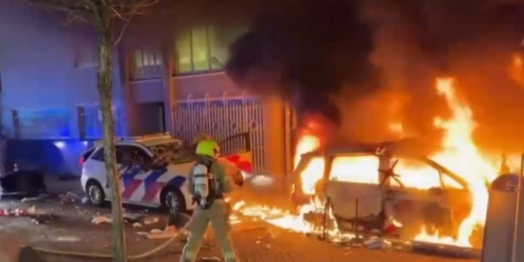 Proteste violente la Rotterdam. Sute de oameni au ieșit în stradă din cauza restricțiilor | VIDEO
