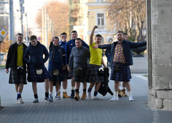 Sunt zgomotoși, amuzanți și pașnici: Îmbrăcați în kilturi, fanii echipei naționale a Scoției au invadat la propriu Chișinăul | VIDEO