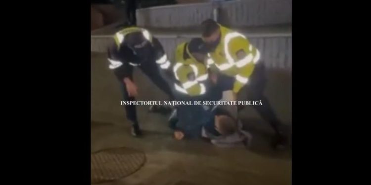 Un tânăr băut a sărit la bătaie la polițiști, în centrul capitalei. Îi amenința că le va „scoate ochii” | VIDEO