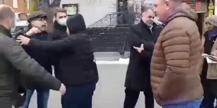 Penalul Rizea, luat la bătaie la Bălți de socialiști. „Sălbătăciune”, strigă Novac. Rizea a fugit într-un magazin | VIDEO