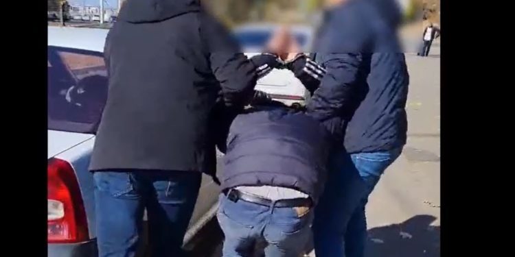 A băut cu un amic, apoi l-a bătut și i-a furat lucrurile de preț din casă. Un recidivist, cercetat penal pentru tâlhărie | VIDEO