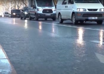 „Lucru făcut de mântuială”. O țeavă de pe strada Ion Creangă din capitală, recent reparată, s-a spart, provocând inundarea zonei | VIDEO