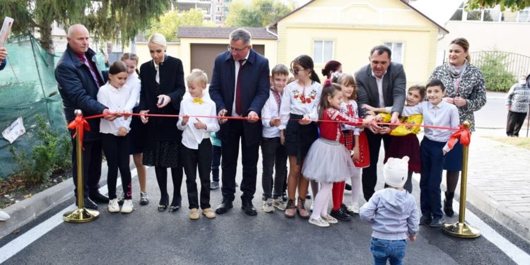 Echipa lui Ilan Șor continuă amenajarea curților de bloc, la Orhei | VIDEO