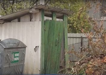 „Capitală europeană” cu veceuri în curte. Mai mulți chișinăuieni, nevoiți să aibă lângă case grupuri sanitare ce seamănă mai degrabă cu focare de infecție | VIDEO
