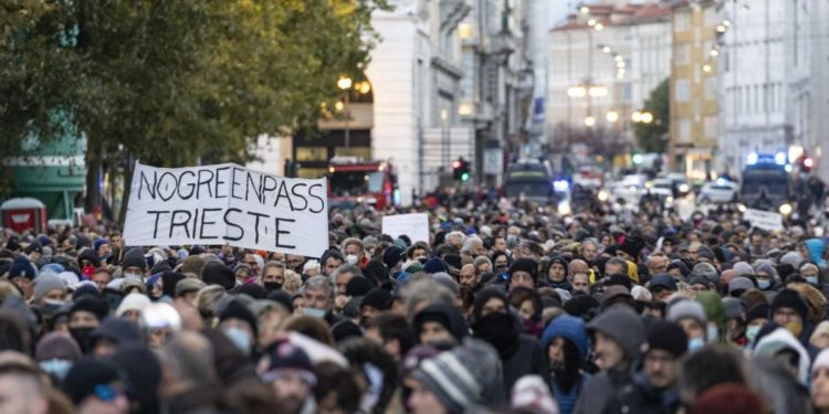 Centrul manifestațiilor antivaccin din Italia a devenit acum unul dintre focarele noului val pandemic