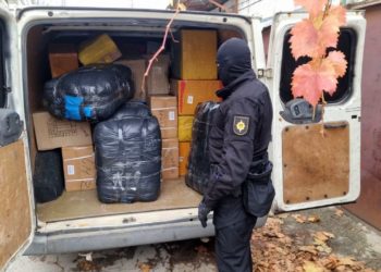 Operațiune de amploare desfășurată de VAMĂ, SIS și PCCOCS: trei persoane reținute, între care doi polițiști | VIDEO