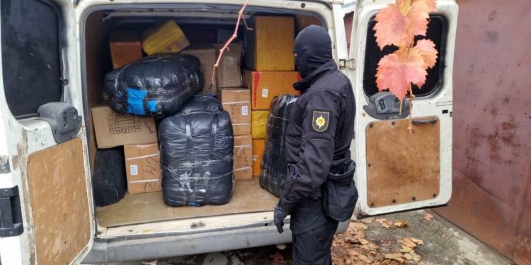 Operațiune de amploare desfășurată de VAMĂ, SIS și PCCOCS: trei persoane reținute, între care doi polițiști | VIDEO