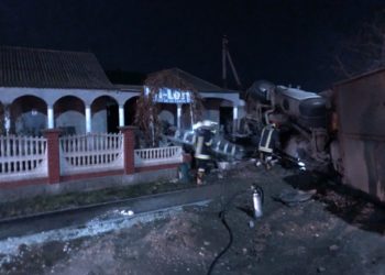 Accident la Sîngerei. Un camion s-a răsturnat peste o gospodărie din satul Copăceni | FOTO/VIDEO