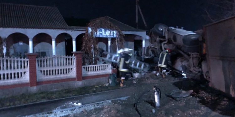 Accident la Sîngerei. Un camion s-a răsturnat peste o gospodărie din satul Copăceni | FOTO/VIDEO