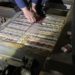 Peste 11 000 pachete de țigări tăinuite în podeaua și peretele unui autocamion, depistate de angajații Serviciului Vamal | VIDEO