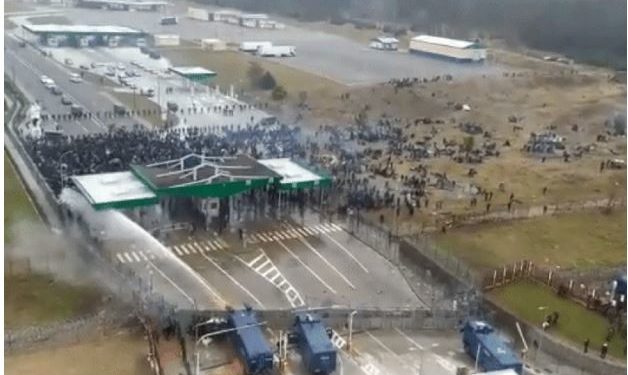 Migranții au luat cu asalt punctul de frontieră Kuznița. Polonezii folosesc tunurile cu apă | VIDEO