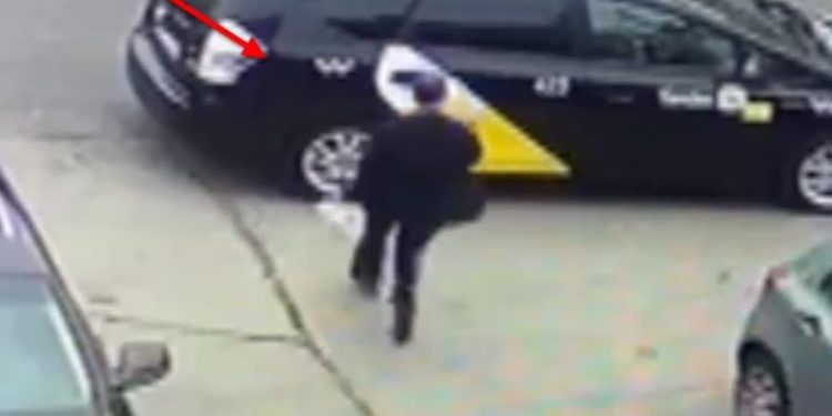 Escrocherie de 82.000 de euro: Momentul în care un bărbat fuge din bancă cu pachetul cu bani | VIDEO