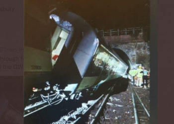 Două trenuri s-au ciocnit în Anglia. Autoritățile au declanșat alerta de „incident major”