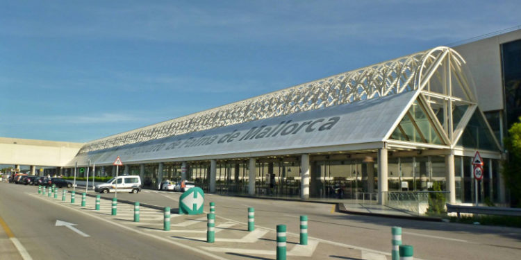 Mai mulţi pasageri ai unui avion care aterizase de urgenţă în Palma de Mallorca au fugit. Aeroportul a fost închis câteva ore