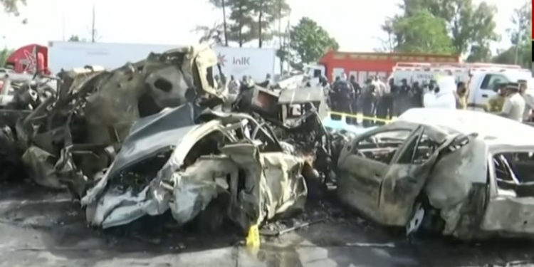 19 oameni au murit după ce un camion a rămas fără frâne pe o autostradă din Mexic | FOTO