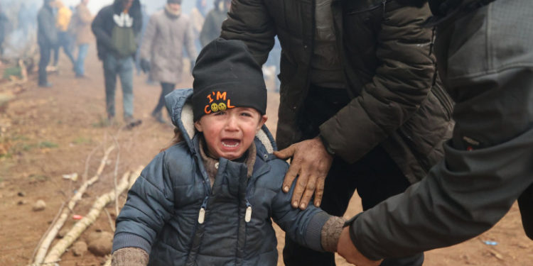 „Mi-e foame, mi-e foame!” Peste 200 de copii de migranți blocați la granița dintre Belarus și Polonia suferă de foame și frig | FOTO
