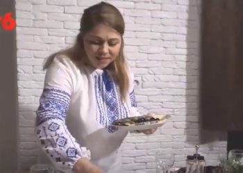 С сохранением традиций и семейных рецептов: Хозяйки с раннего утра готовятся к празднованию Нового года | VIDEO